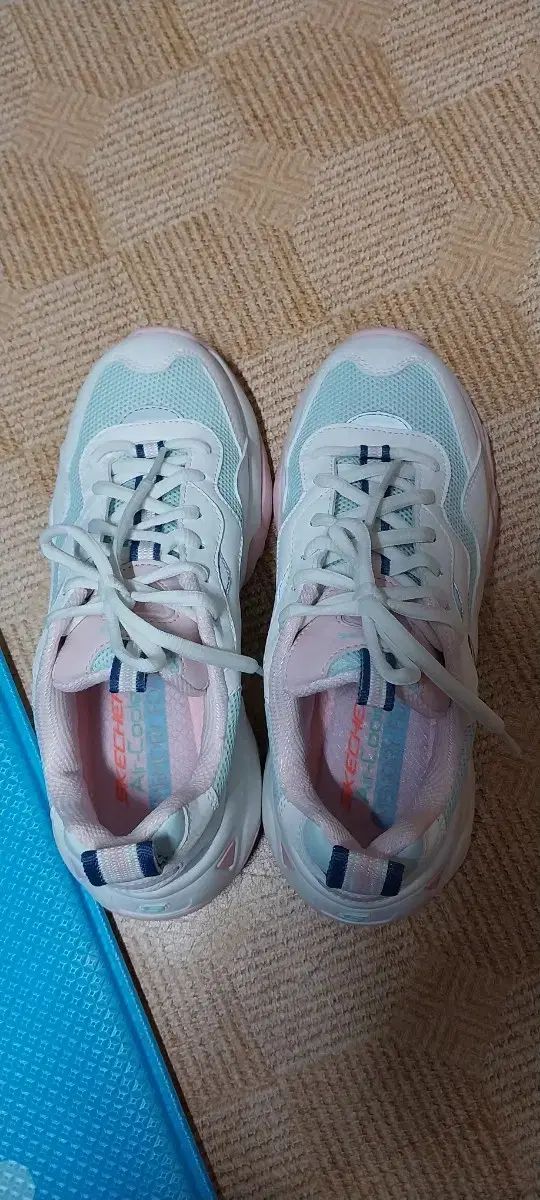 SKECHERS