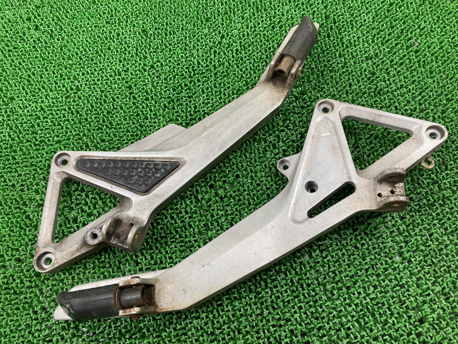 ホーネット250 ステッププレート 左右 KEA ホンダ 純正 中古 バイク 部品 MC31 HORNET250 曲がり無し 品薄 希少品 車検 Genuine
