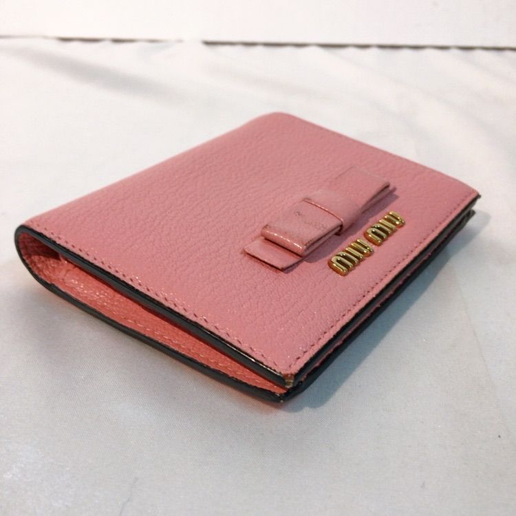 最終値下げです】miumiu リボン付き二つ折り財布 ピンク 美品 最終値下げです】miumiu リボン付き二つ折り財布 ピンク 美品