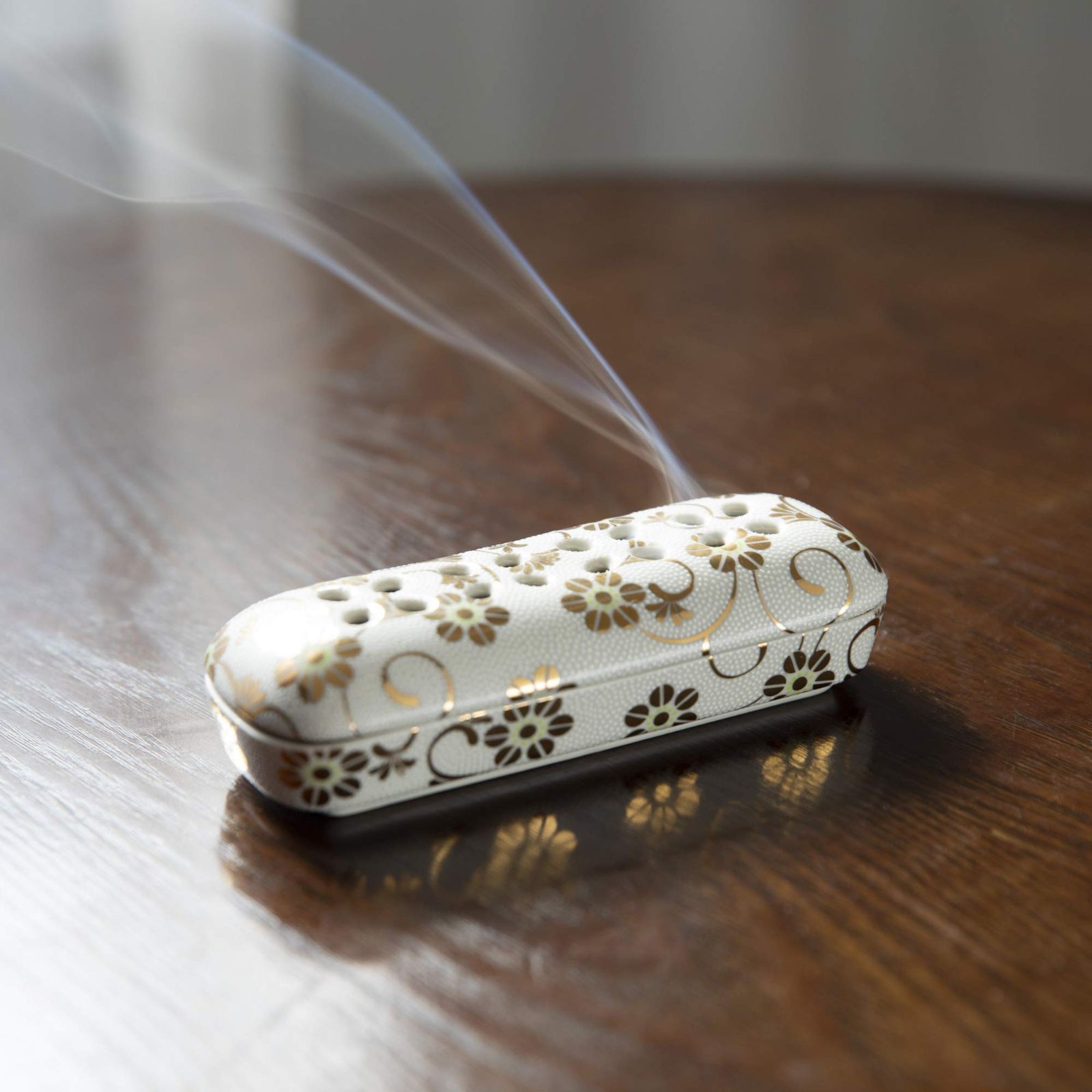 有田焼 の 香皿 せんこうたて仏壇用 かわいい 線香置き 仏具 陶器 お香立て 九谷焼 夕凪 な 白粒鉄仙 おしゃれ 小 寝かせる線香皿 ミニサイズ 白 横置き 国産 線香立て 香炉 サンメニー 装飾用品 仏事用香炉 