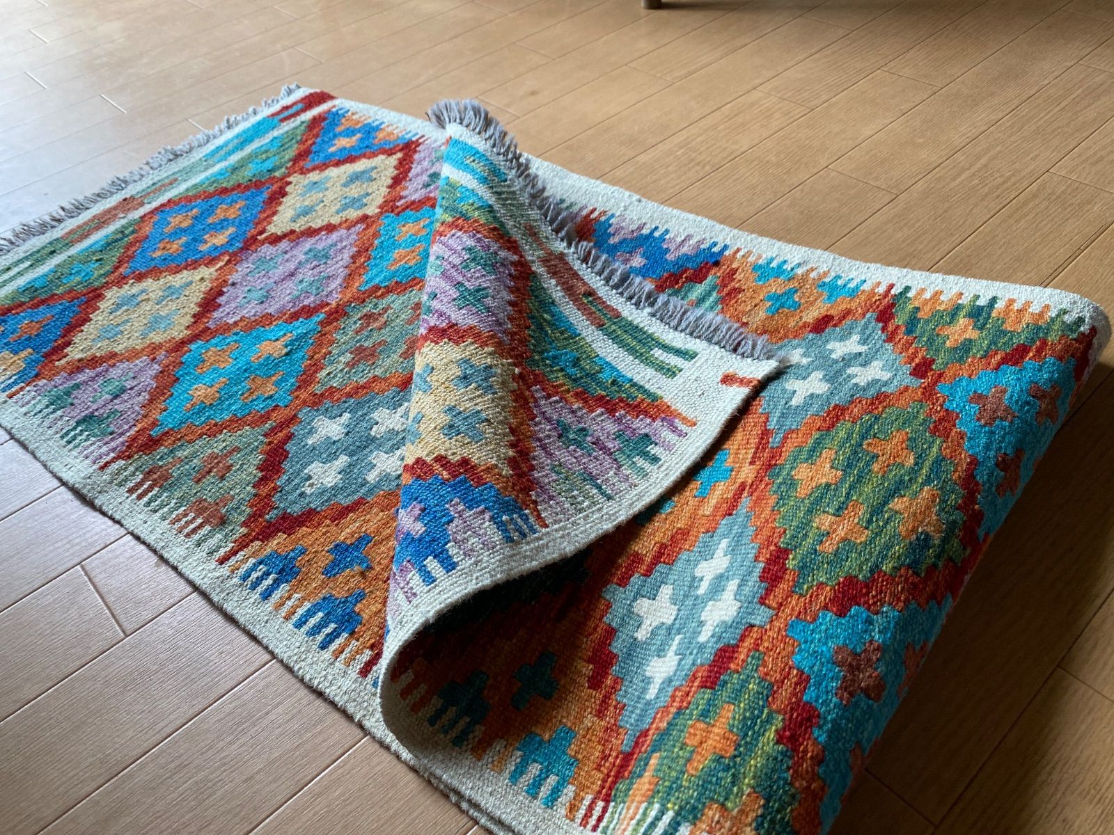 一枚あれば簡単にお部屋の模様替え とても織りと色柄の良い素敵なアフガニスタンのキリム和室にも合います