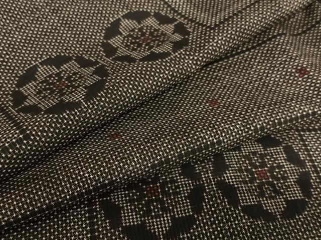 平和屋着物○本場大島紬 泥染め 7マルキ 横段花丸文 正絹 逸品