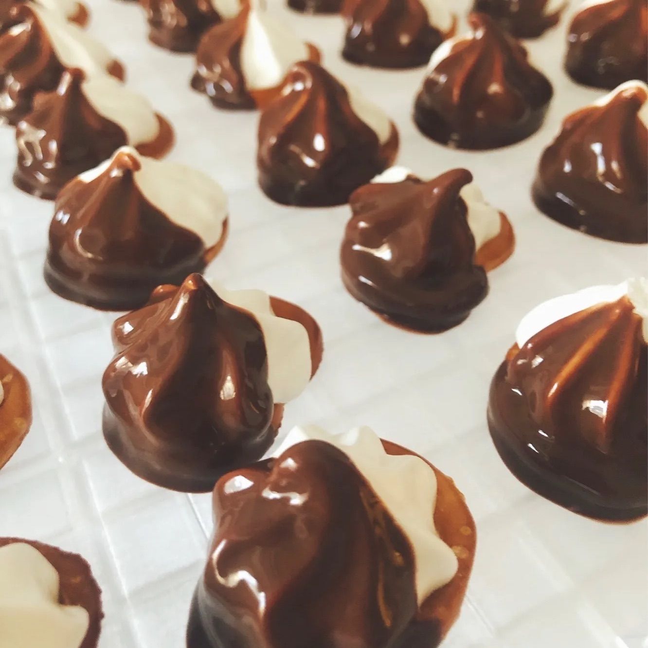 メレンゲチョコがけプレッツェルクッキー 50個 - メルカリ