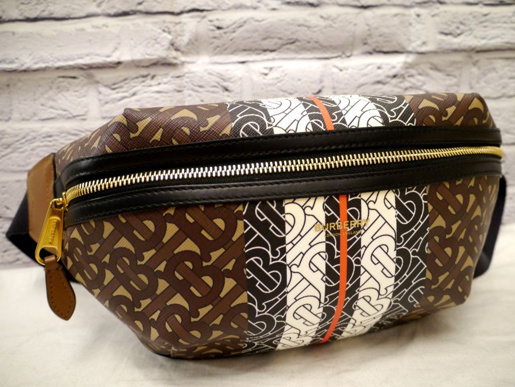 美品　BURBERRY バーバリー ボディバッグ　TBモノグラム　バムバッグ 2021AW極美品☆BURBERRY バーバリー TB モノグラム ボディバッグ