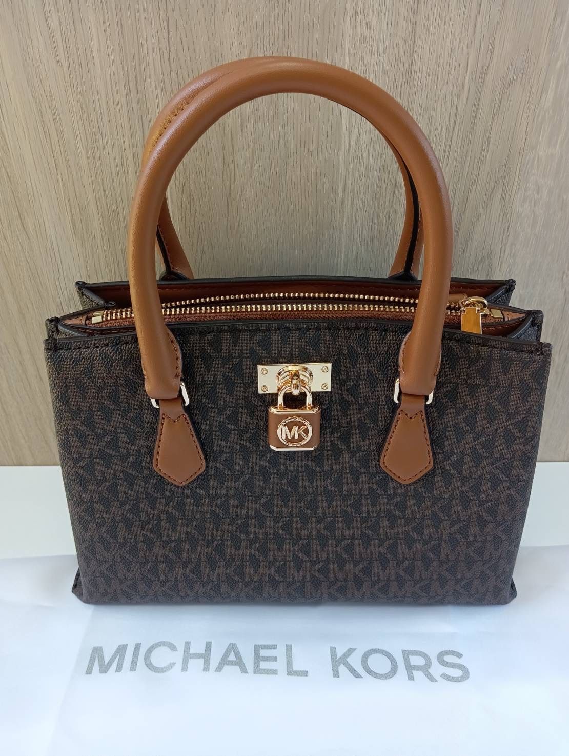 美品】MICHAEL KORSマイケルコース RUBY サッチェル スモール MK 美品】MICHAEL KORSマイケルコース RUBY サッチェル スモール MK