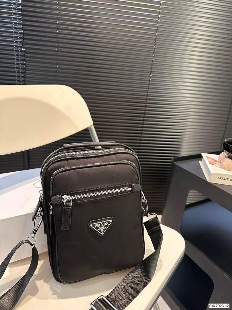 新品未使用 PRADA プラダ 三角 ショルダーバッグ - メルカリ
