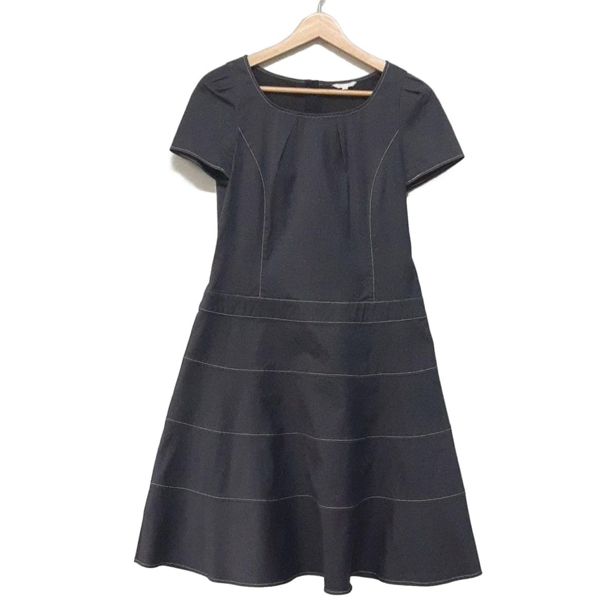 美品　TO BE CHIC 大きなサイズ　42 ワンピース　 総柄　フリル 高身長 フリルデザイン総柄ワンピース（トールサイズ）fifiean