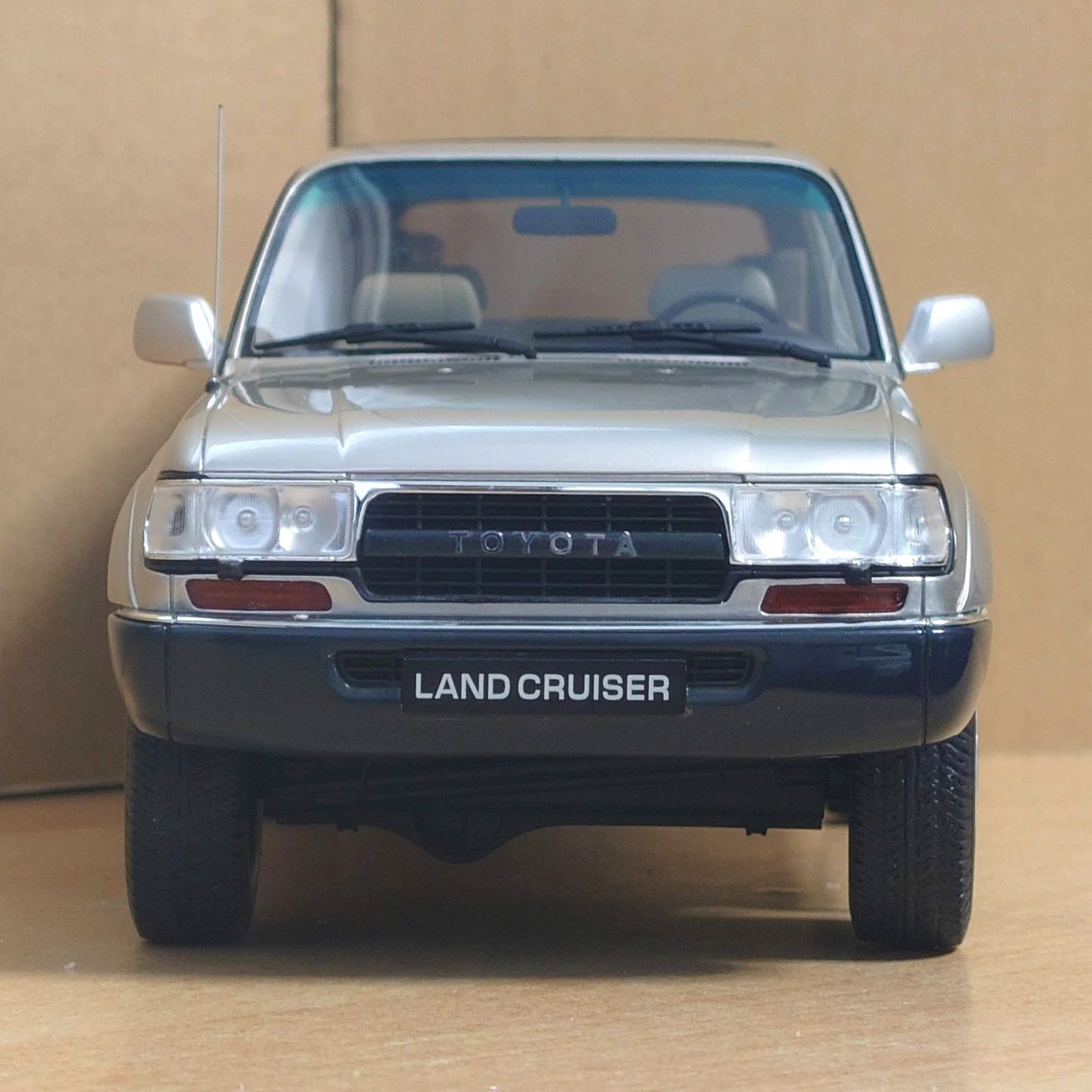 1/18 トヨタ ランドクルーザー HDJ80 1992 (ベージュ) 限定生産 1/18 トヨタ ランドクルーザー HDJ80 1992 (ベージュ) 限定生産