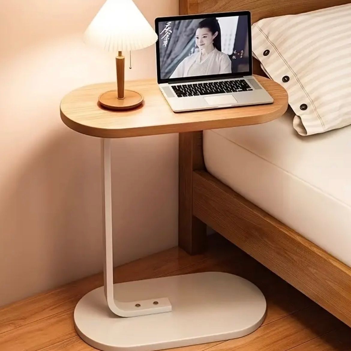 ナイトテーブル サイドテーブル モダン 北欧 ウォールナットウッド エンドテーブル ソファサイド コンパクト設計 ラップトップスロット ランプスペース付き ブラックメタルベース 簡単組立 ワークスペース リビング ベッドルーム兼用 エンジニアード