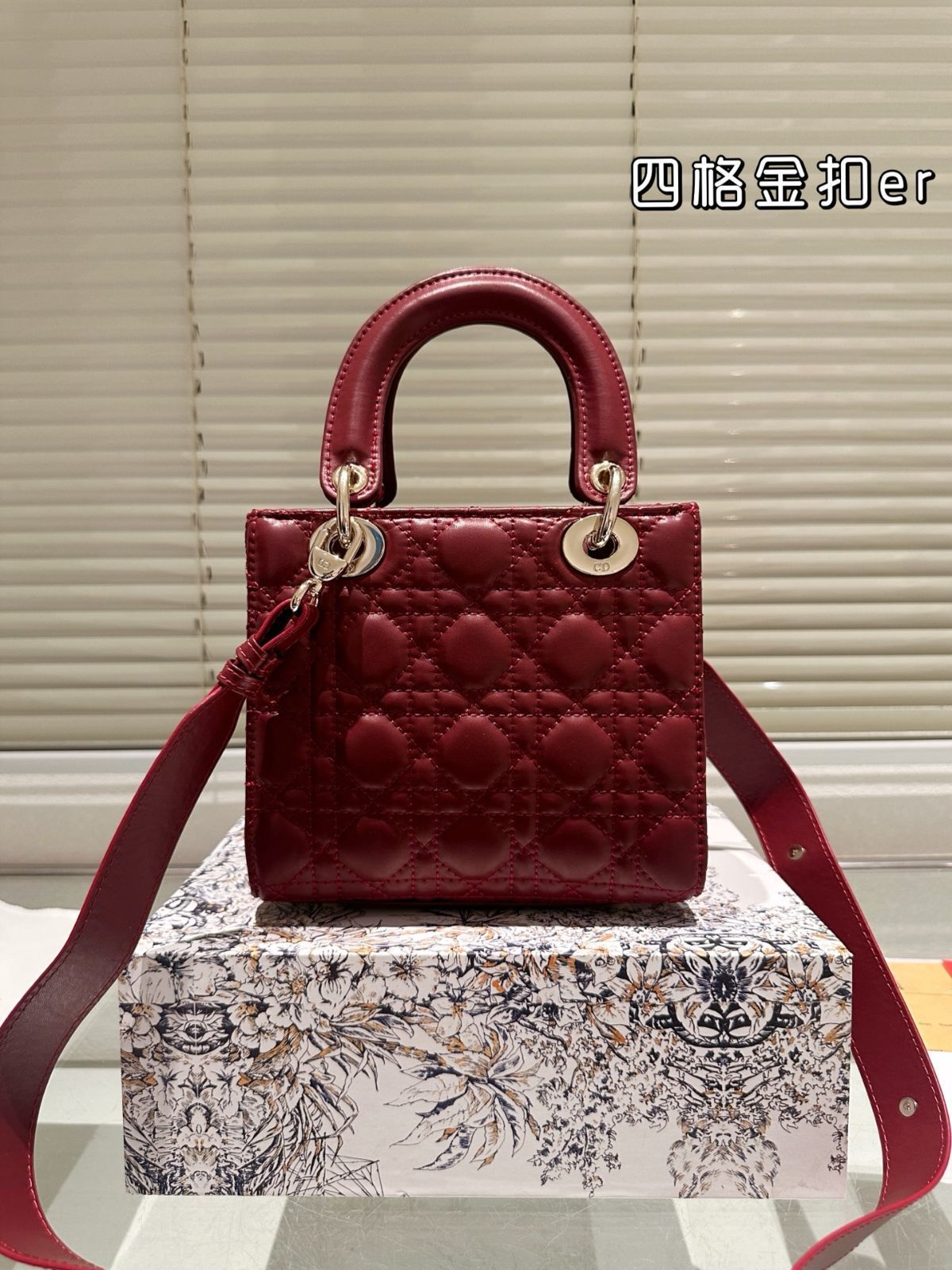 今日特価】Dior Lady Dior Lambskin Bag with Foldable Gift Box