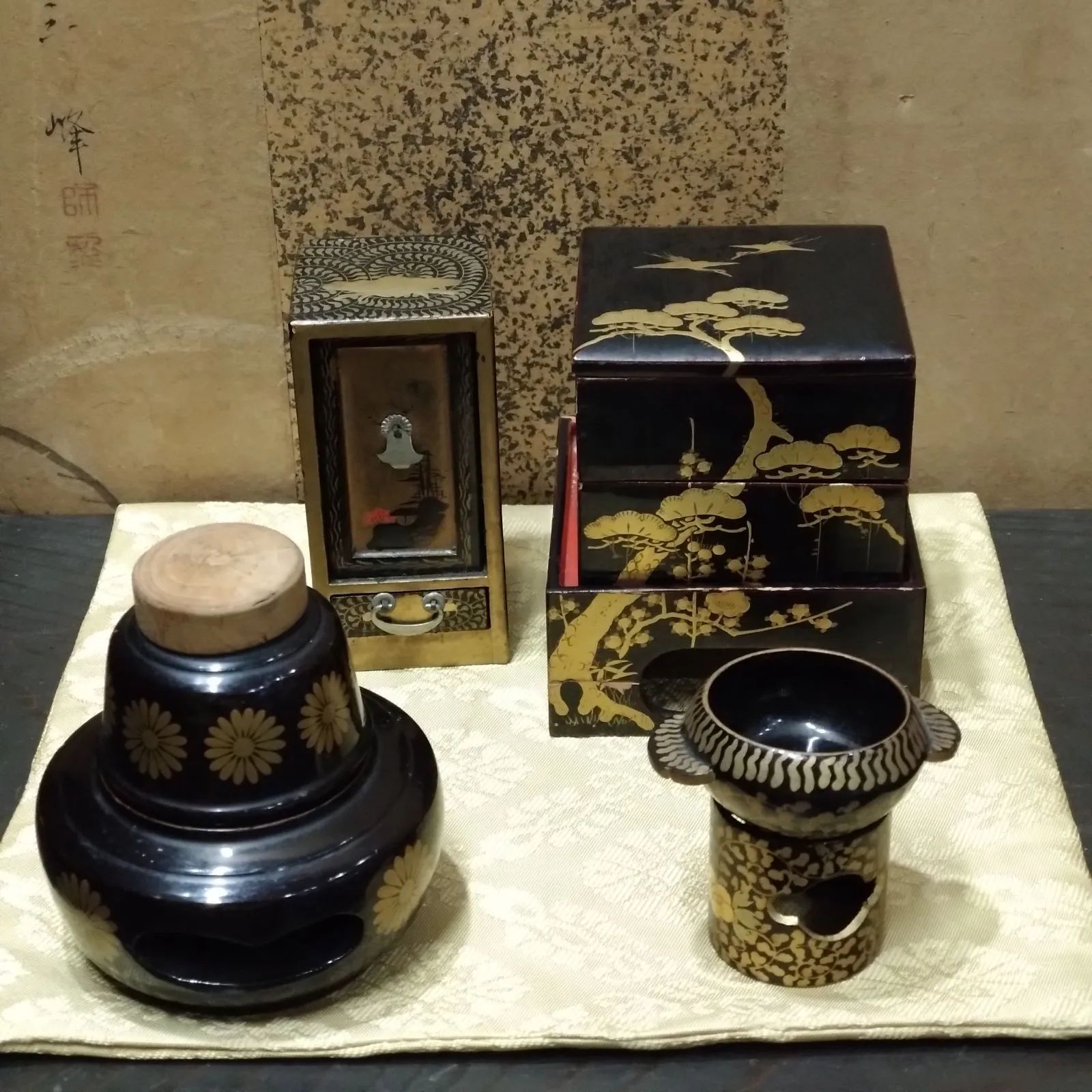 炉(茶釜）、茶箱、耳盥(みみだらい）、重箱の4点セット（雛道具 