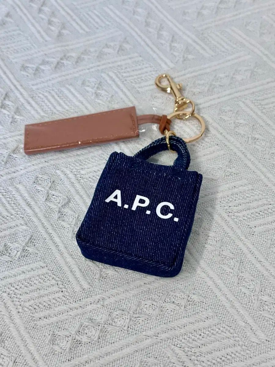 A P C A.P.C.(アーペーセー) ミニバッグ キーリング - メルカリ A P C A.P.C.(アーペーセー) ミニバッグ キーリング - メルカリ