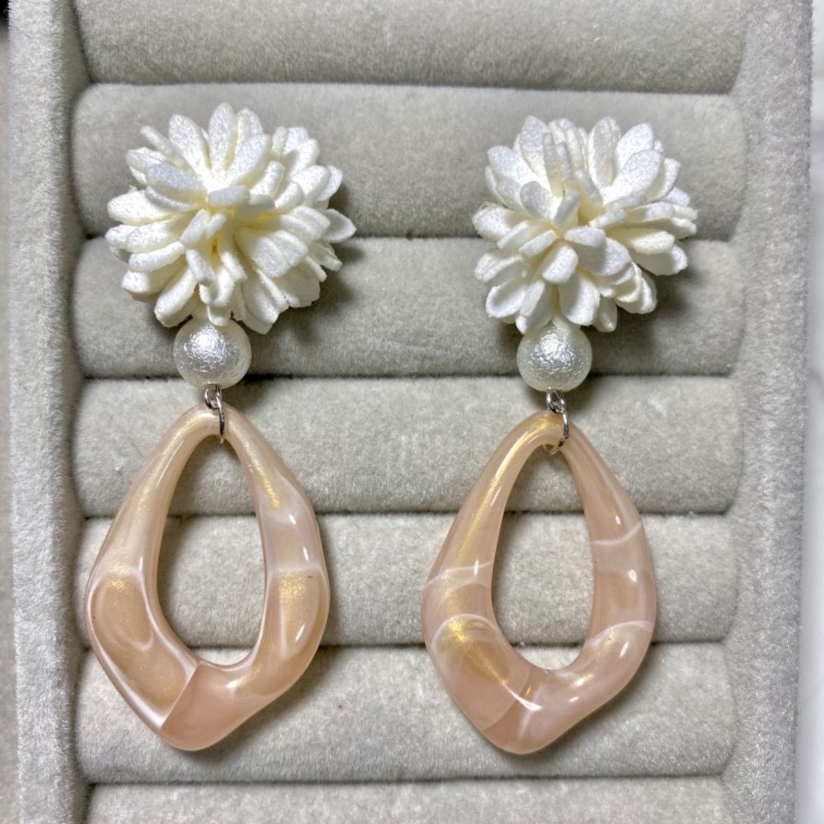 1点のみ》フラワー×パールピアス - メルカリ 