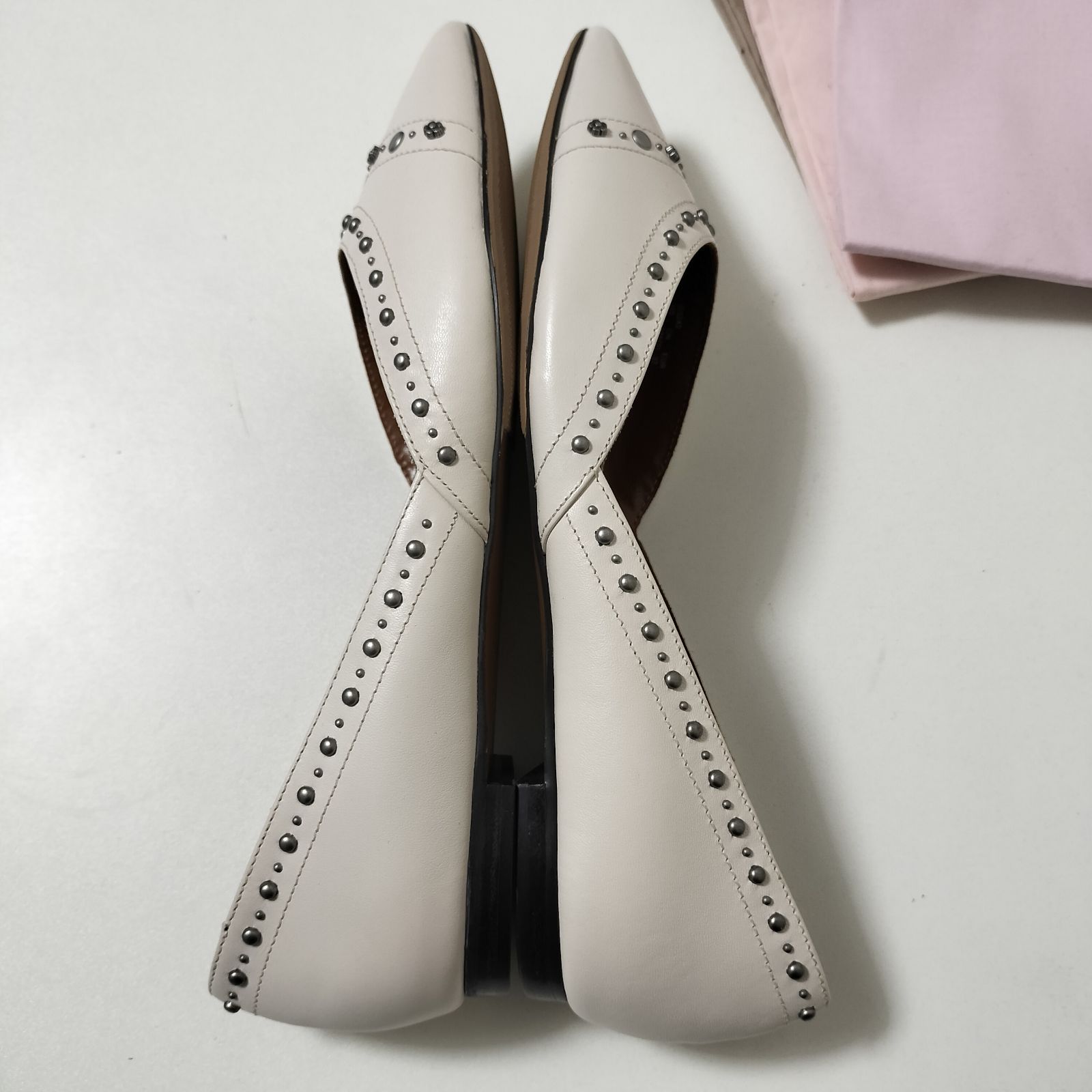 COACH 黒 ポインテッドトゥ フラットシューズ coachスタッズ付き黒ポインテッドトゥフラットシューズ パンプス