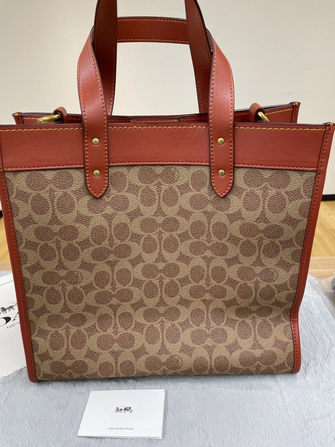 新品 フィールド トート イン シグネチャー キャンバス ウィズ パッチ