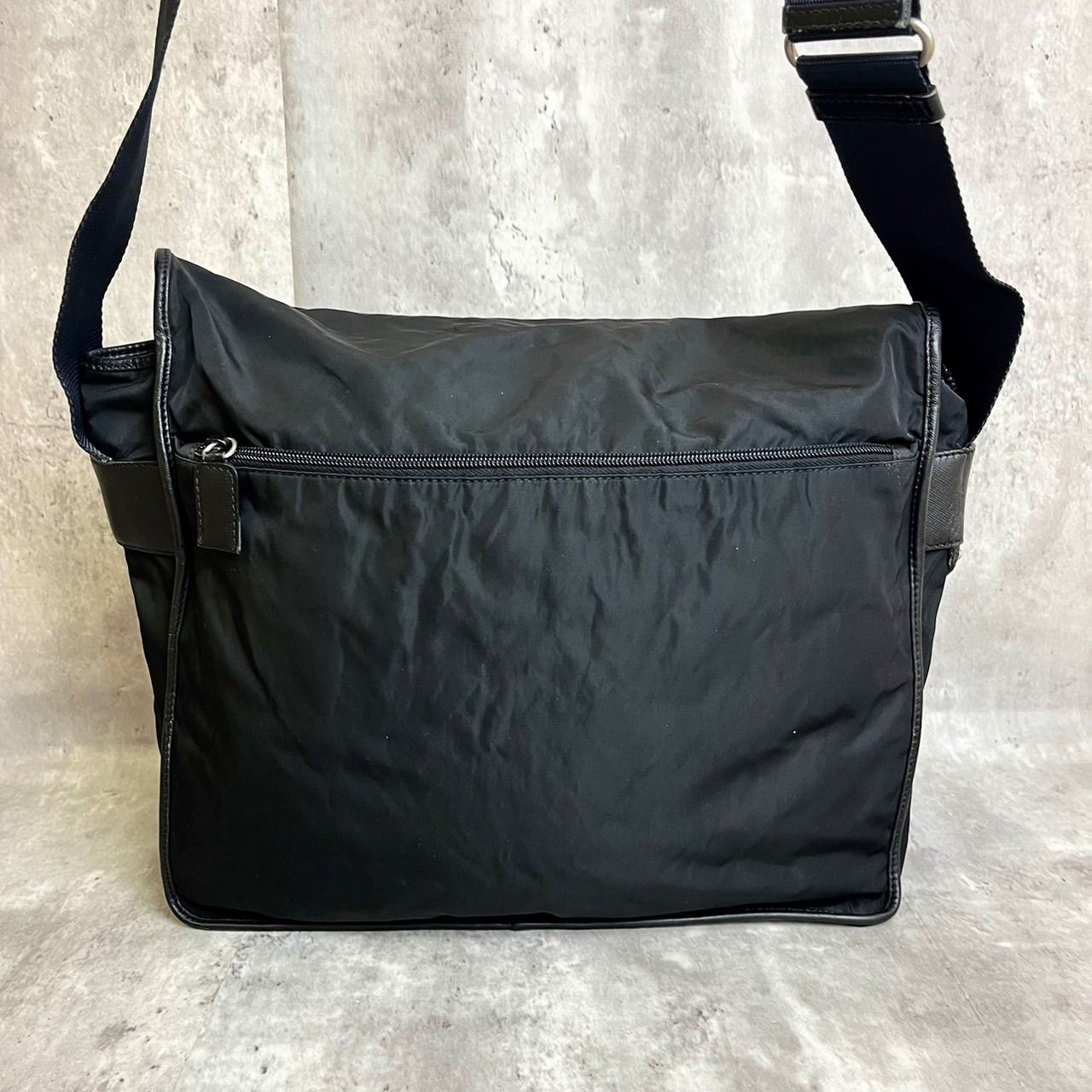 ✨良品✨ PRADA プラダ ボディーバッグ ショルダーバッグ トートバッグ フラップ シルバー金具 三角ロゴプレート A4収納 大容量 総柄 白タグ  テスートナイロン サフィアーノレザー 肩掛け 斜め掛け メンズ ブラック 黒色 - メルカリ