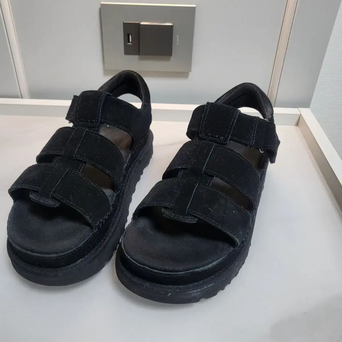UGG ゴールデンスター サンダル 黒 230
