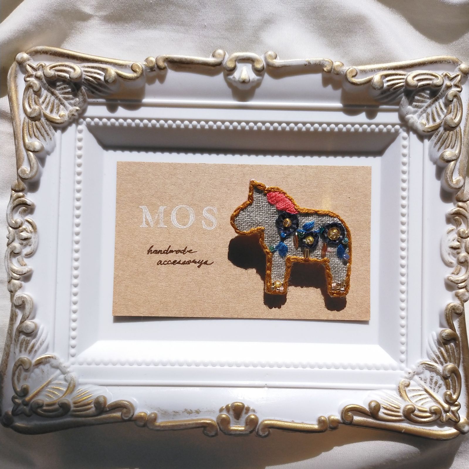 幸せを運ぶ馬*ダーナラホース 手刺繍ブローチ ビーズ スパンコール  