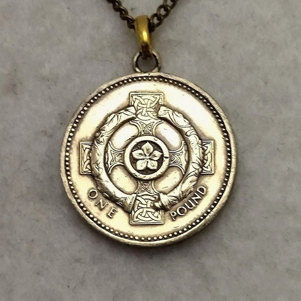 北アイルランドケルト十字 イギリスのコインネックレス - メルカリ
