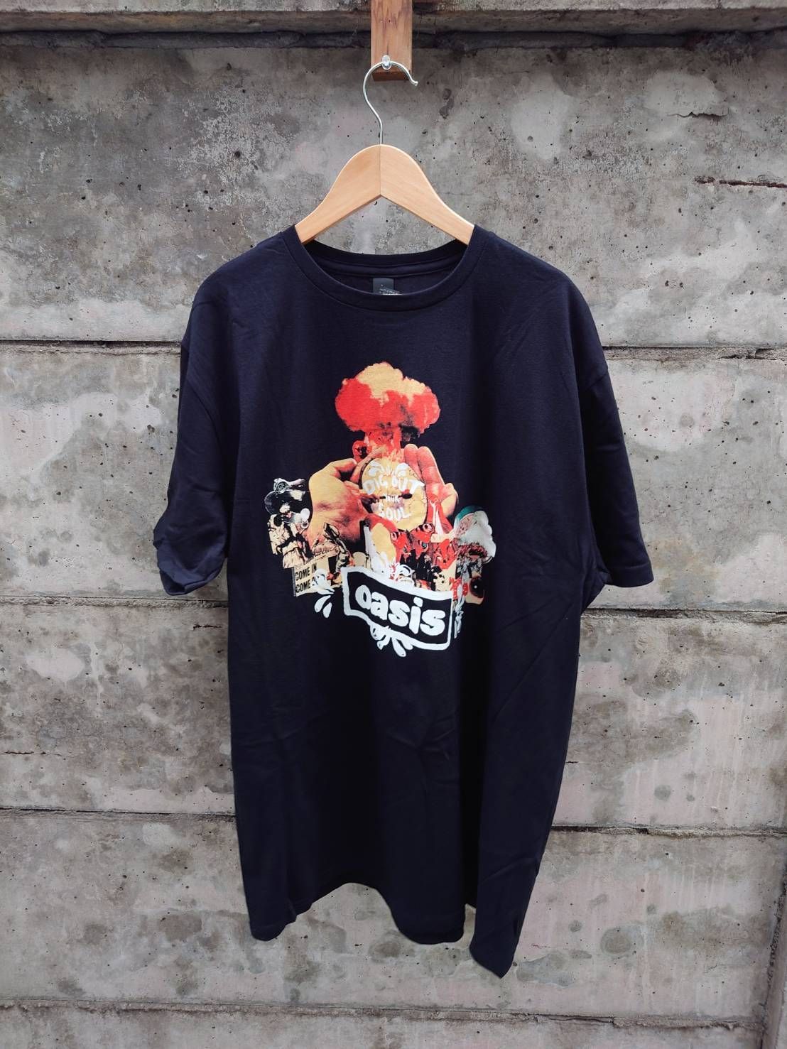 オアシス＿OASIS  新品オフィシャルTシャツ　Atomic Collage　バックプリント無し