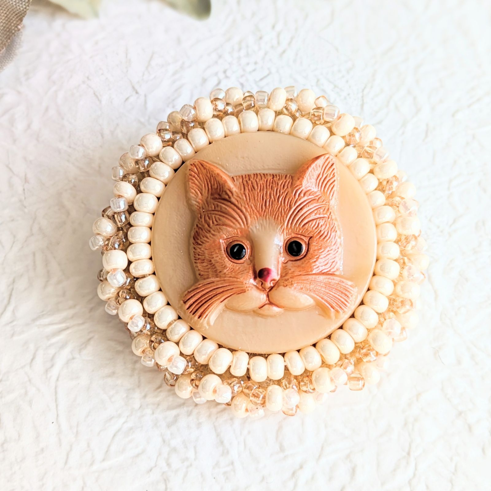 猫のブローチ ハンドメイド 猫 刺繍 チェコガラスボタン ビーズ刺繍 可愛い ほっこり 母の日 ギフト プレゼント アクセサリー - メルカリ