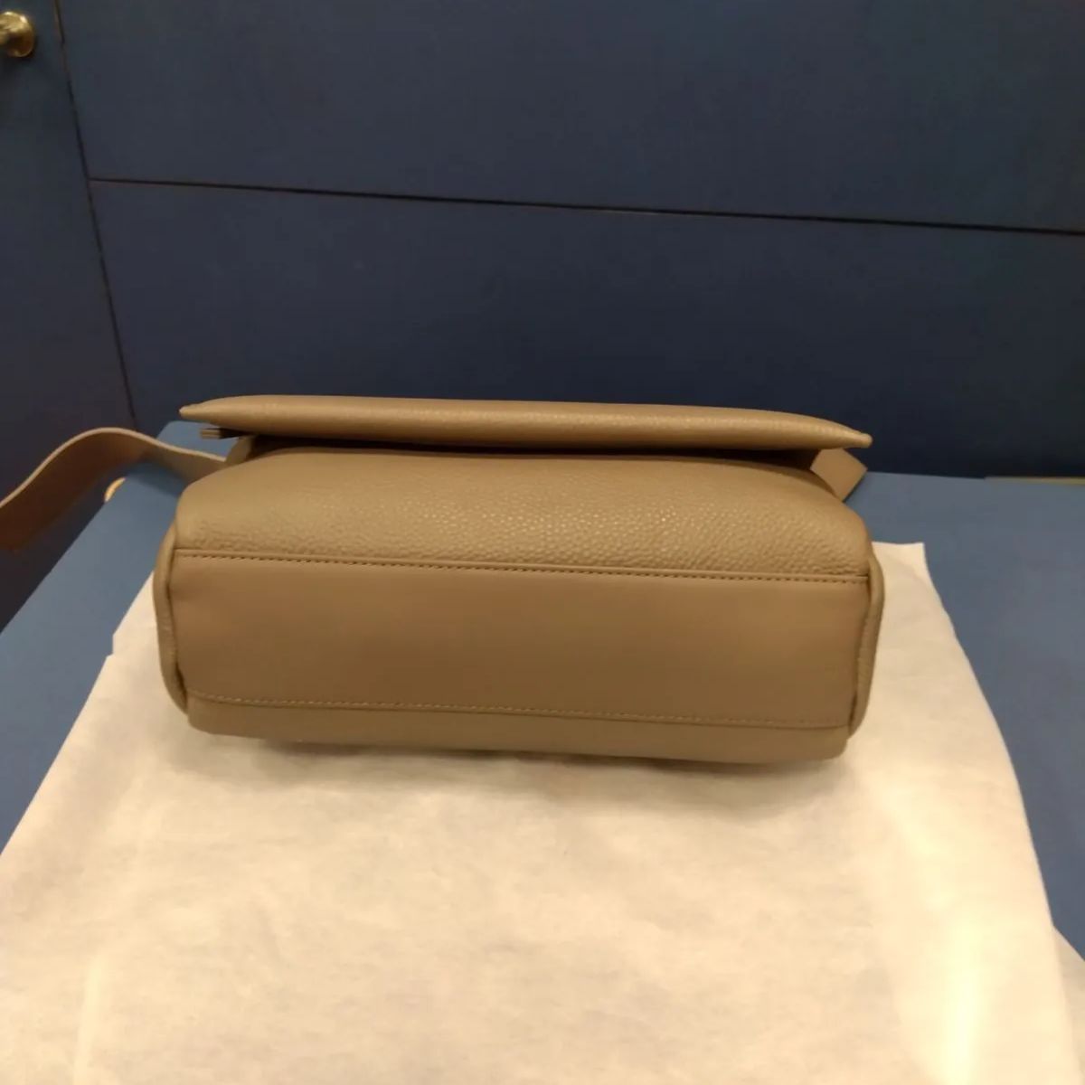 新品未使用　最安値　ビアズリー　レザーボディバッグ　ベージュ ビアズリー BEARDSLEY レザーボディバッグ （taupe