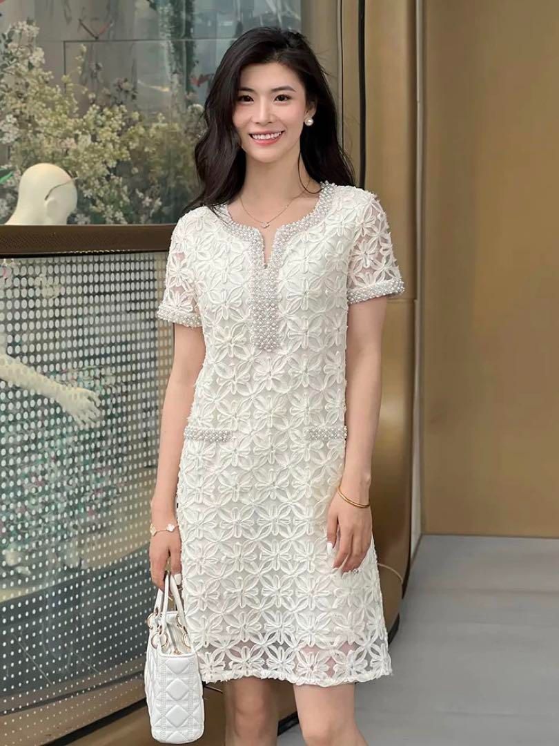 派手すぎないパール感 結婚式パーティーに最適なひざ丈