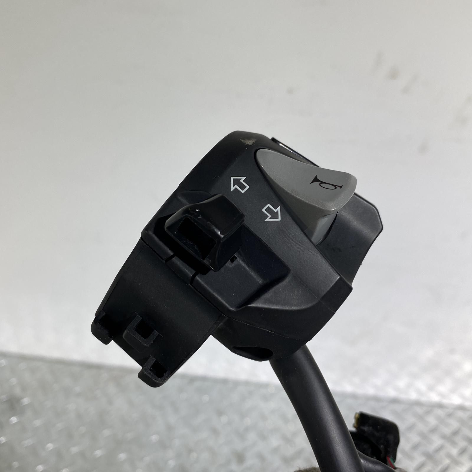 HONDA CB250R ハンドルスイッチボックス 左 ホンダ [M-250513-27] HONDA CB250R ハンドルスイッチボックス 左 ホンダ - メルカリ
