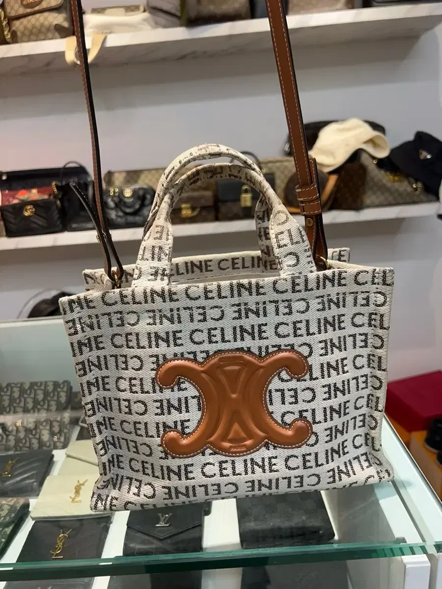 セリーヌ　スモールカバ　白　フィービー　旧ロゴ セリーヌ スモールカバ 白 フィービー 旧ロゴ 2025年最新】celine カバ