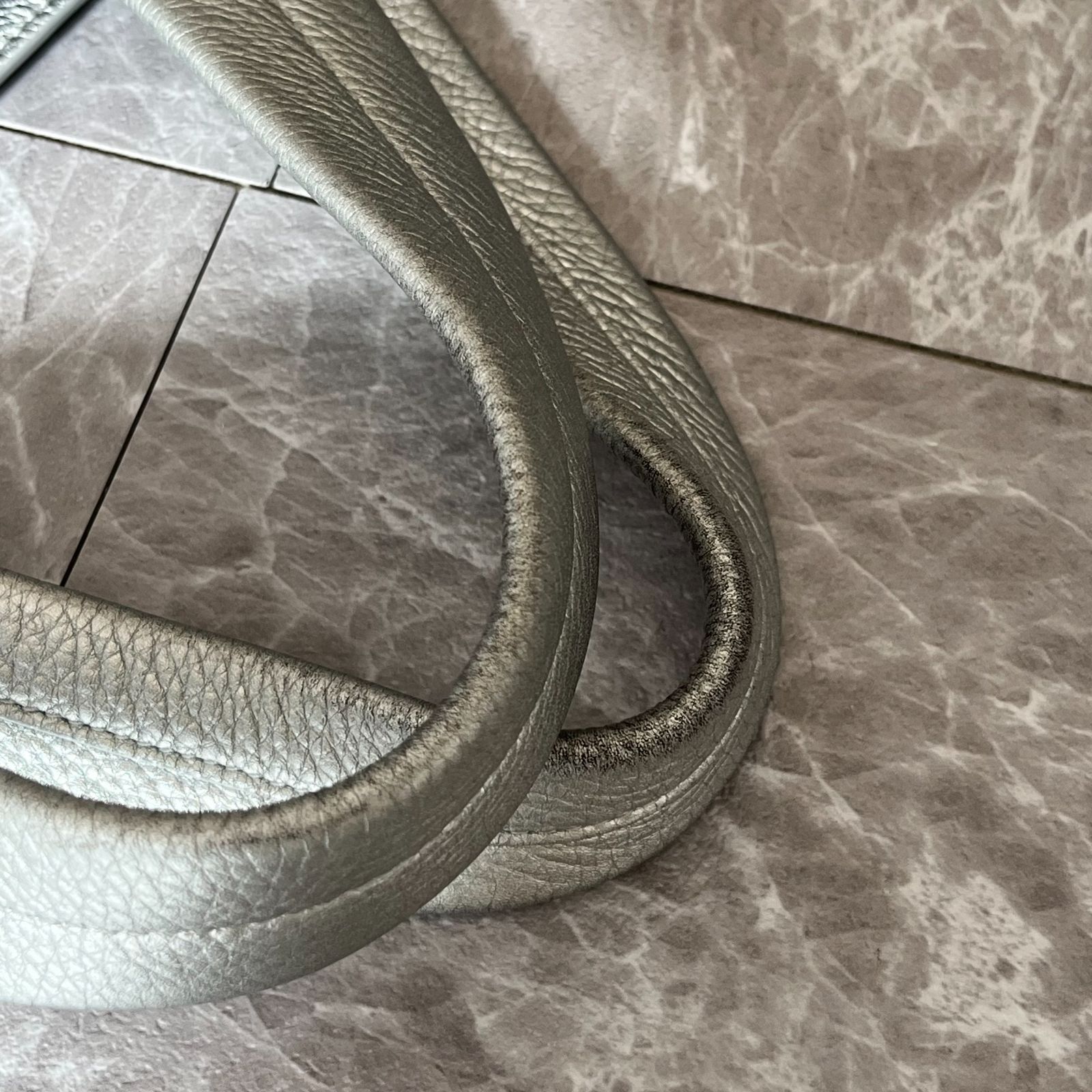 BALENCIAGA バレンシアガ⚫︎693541 8110 R 002123 CAR MEDIUM TOTE BAG Metallic Silver メタリック レザー2way カートート ショルダーバッグ KARIMZIABAT_FR