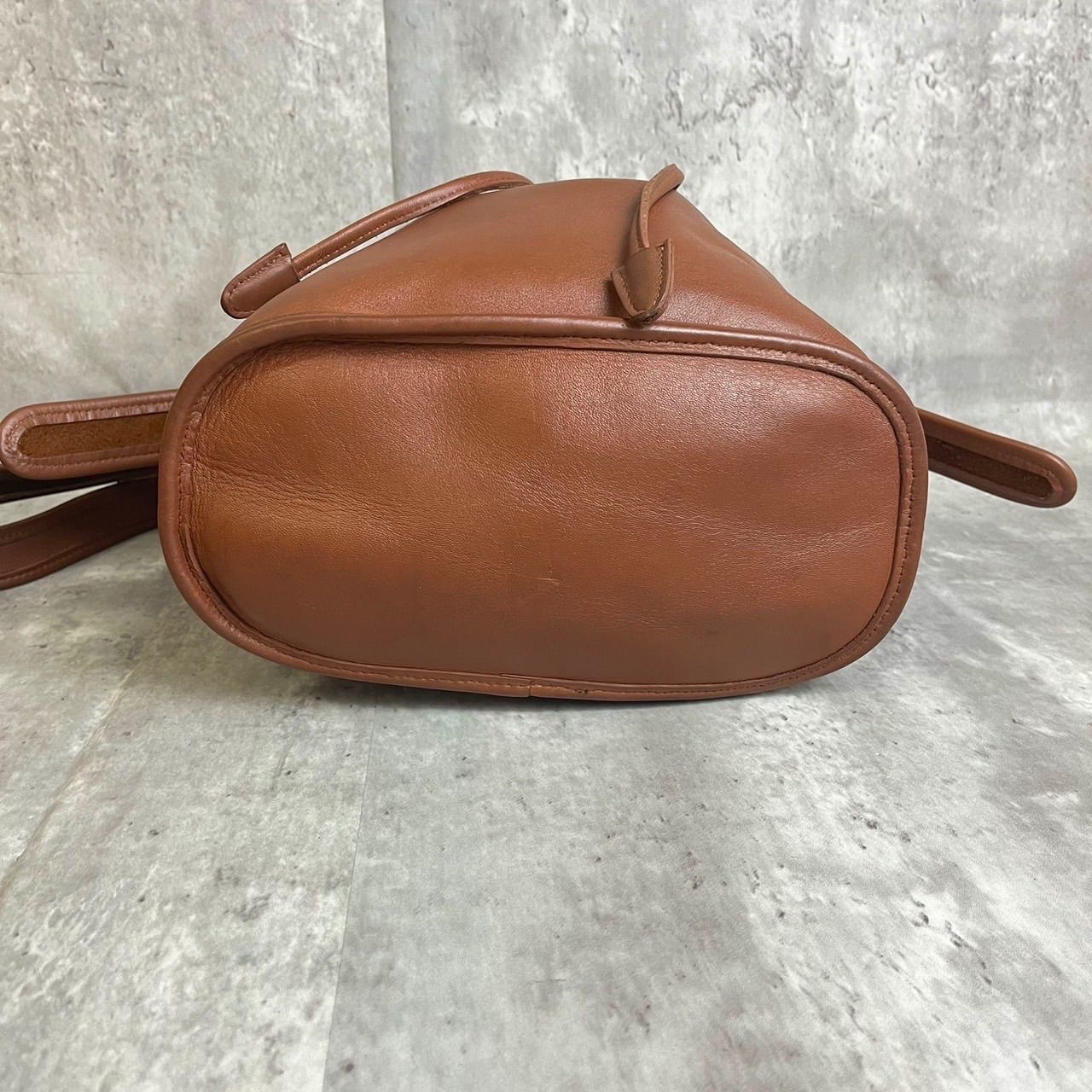 ✨極美品✨ OLD COACH オールドコーチ ショルダーバッグ トートバッグ 巾着 バケツ型 バックル ゴールド金具 チャーム ロゴ型押し  グラブタンレザー 肩掛け レディース ブラウン 茶色 - メルカリ