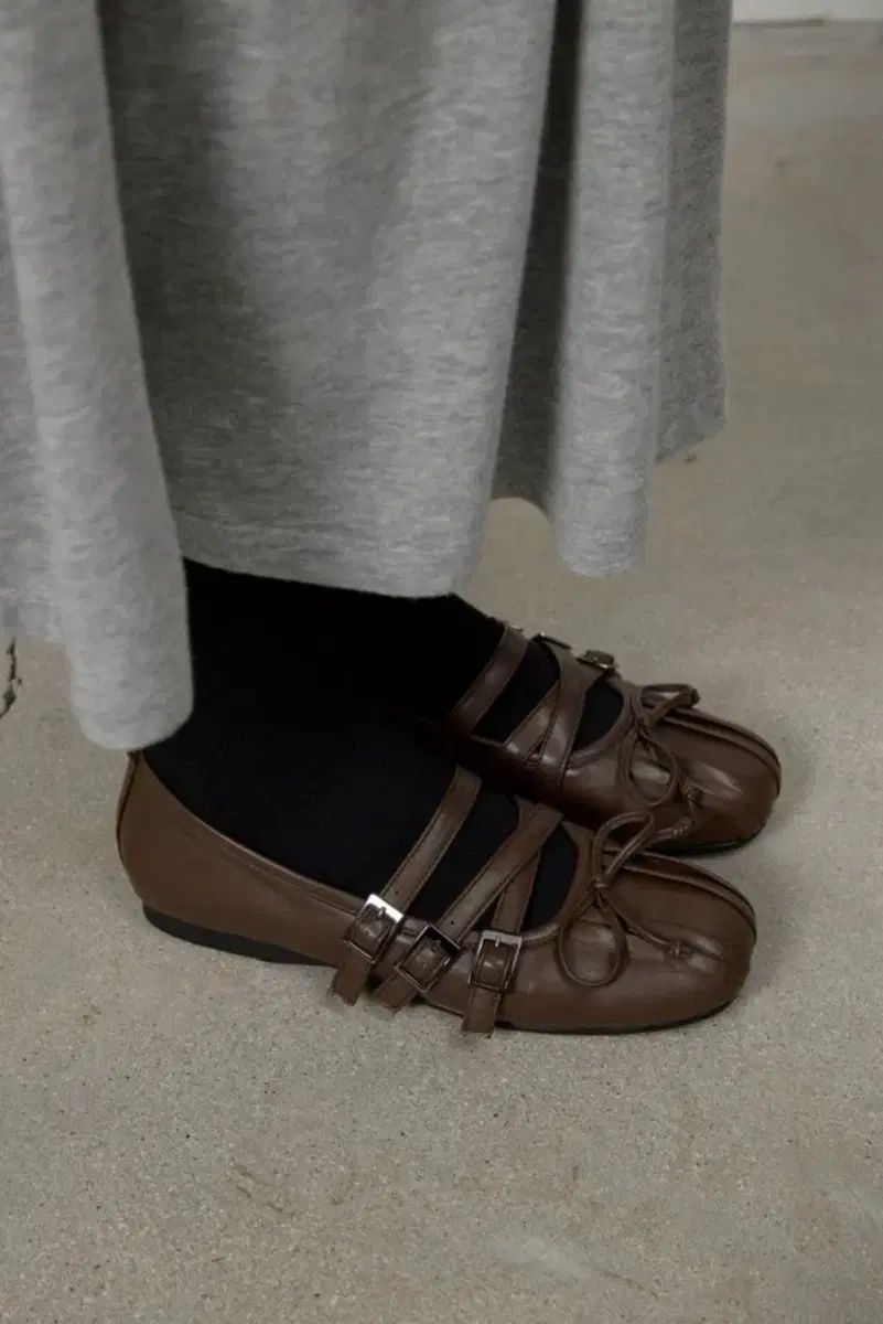 Three to Eighty トリプル ストラップ バレリーナ フラット シューズ ブラウン