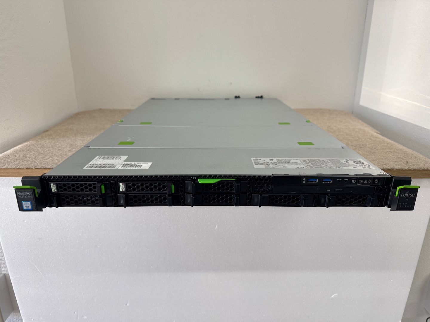 Fujitsu Primergy RX2540 M4 SFF 4Bay 1x G 6130 16Core 2.10GHz 64GB 2x 600GB SV150