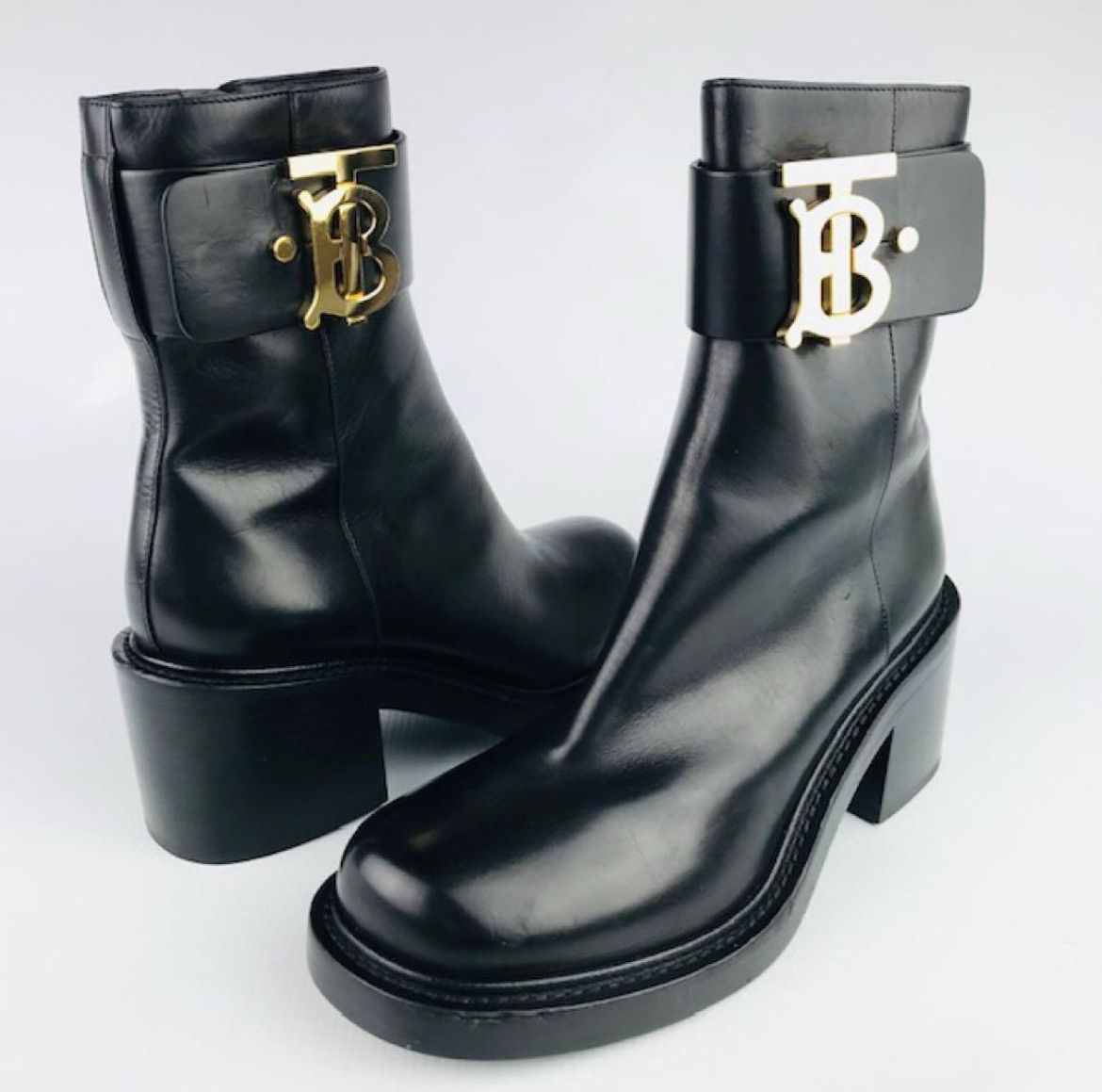 レザー ゴールドTBバックル付き