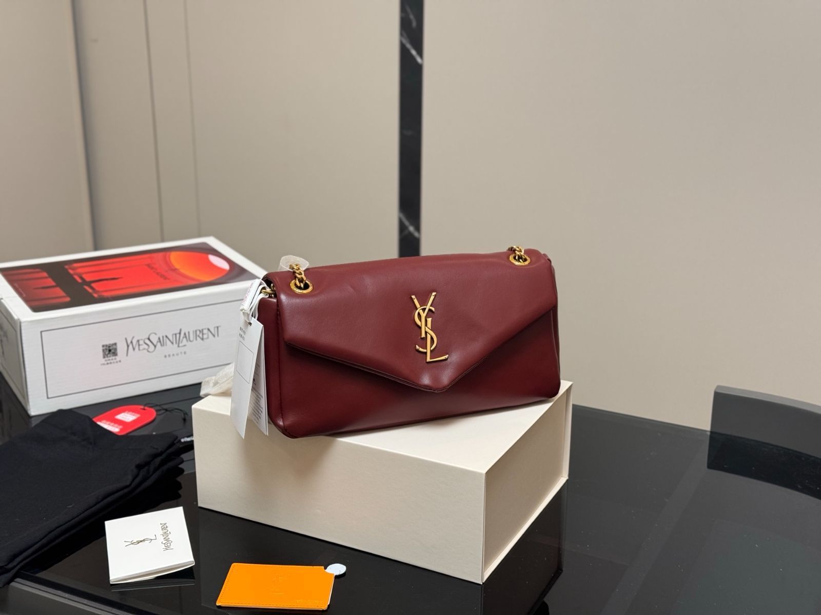 【SAINT LAURENT】ラージ カリプソ ショルダーバッグ・中古 今日特価】Saint Laurent Calypso アームチェーンバッグ（羊皮紋