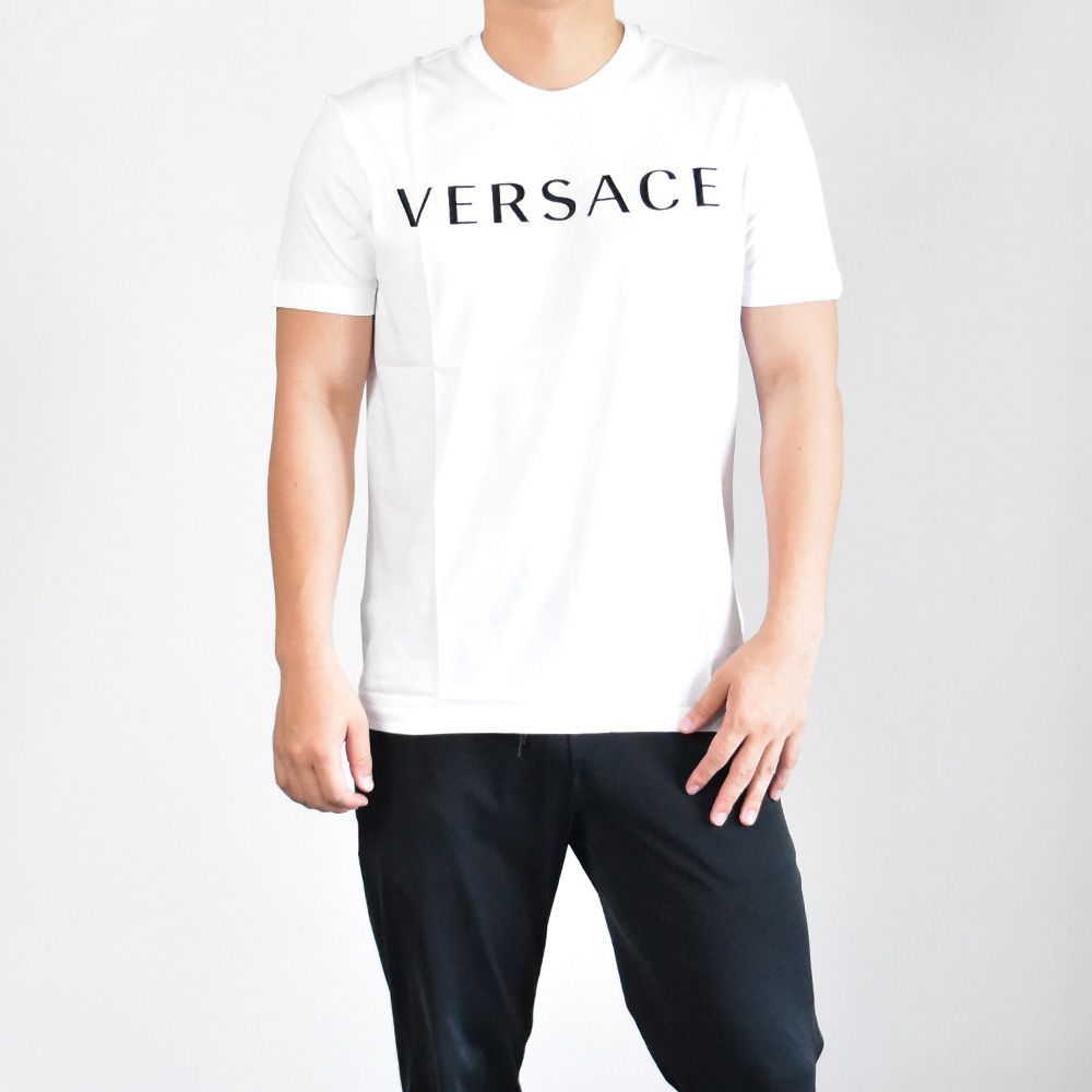 白パンツ革靴ハットサンダルバッグにVERSACEヴェルサーチシャツ ヴェルサーチ Tシャツ メンズ VERSACE 刺繍ロゴ A87021S 白