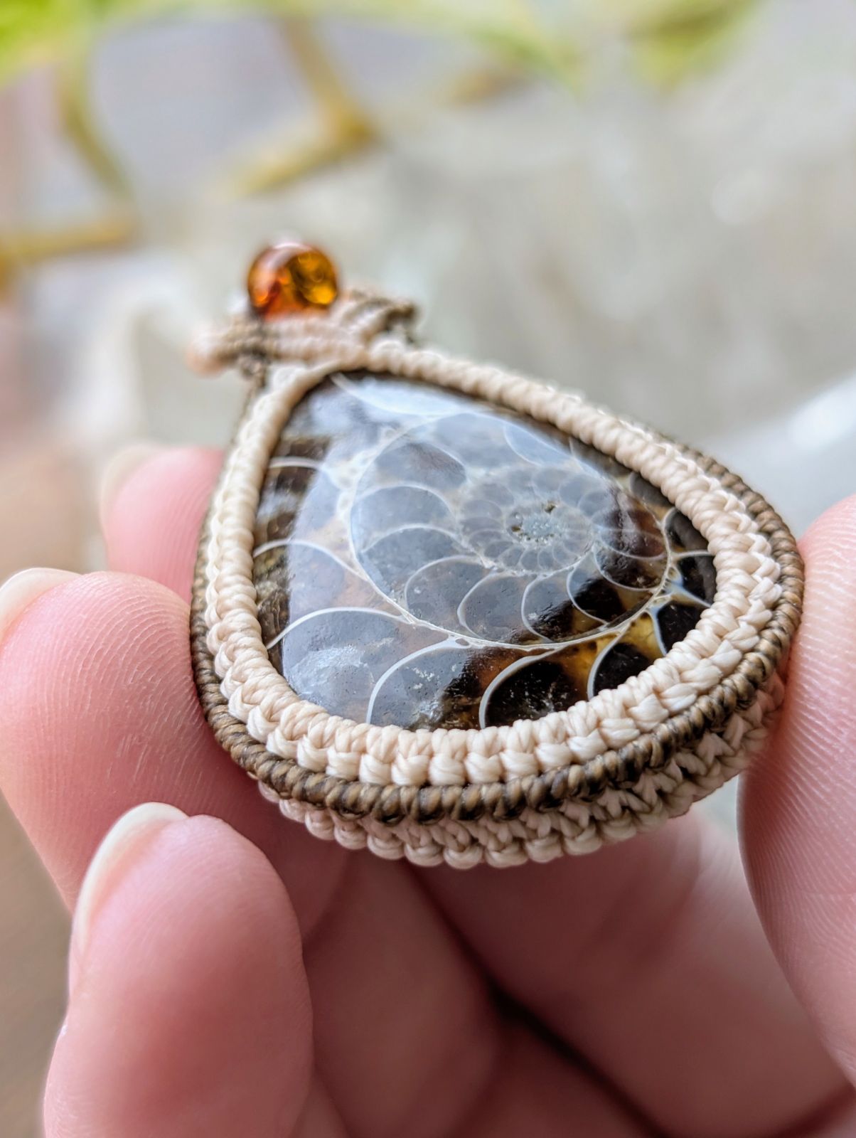 アンモナイト化石 マクラメネックレス ☆アンティークカラー☆アンモナイト・化石☆マクラメ編みネックレス