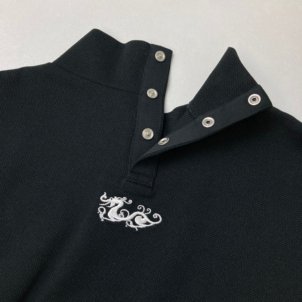 サイズ：3 DANCE WITH DRAGON ダンスウィズドラゴン  モックネック 半袖Tシャツ  ブラック系 [240101451025] ゴルフウェア レディース ストスト サイズ：3 DANCE WITH DRAGON ダンスウィズドラゴン モック