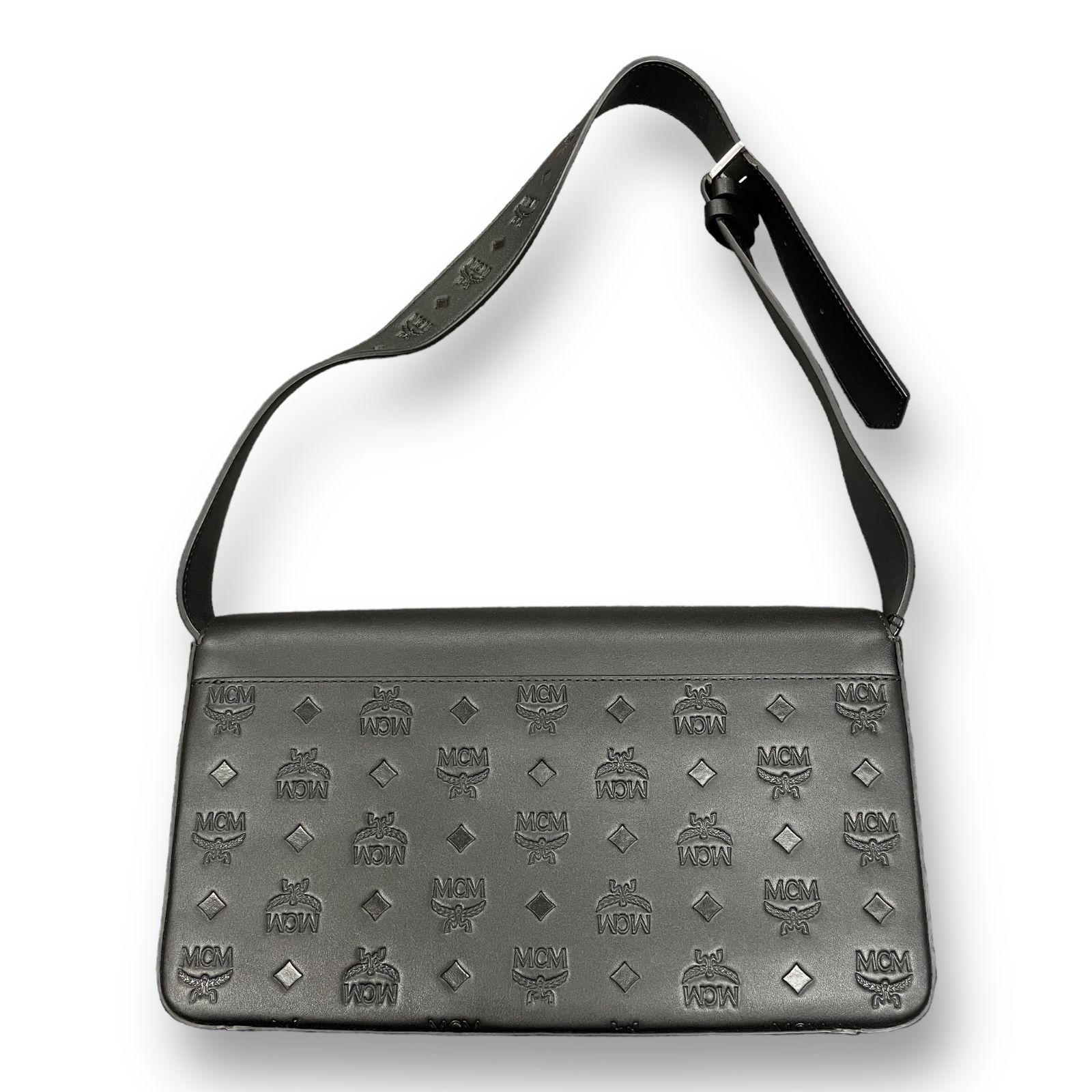 MCM PHENOMENONコラボ　メッセンジャーバッグ MCM」と「フェノメノン」のコラボラインが5年ぶりに復活 伊勢丹新宿で