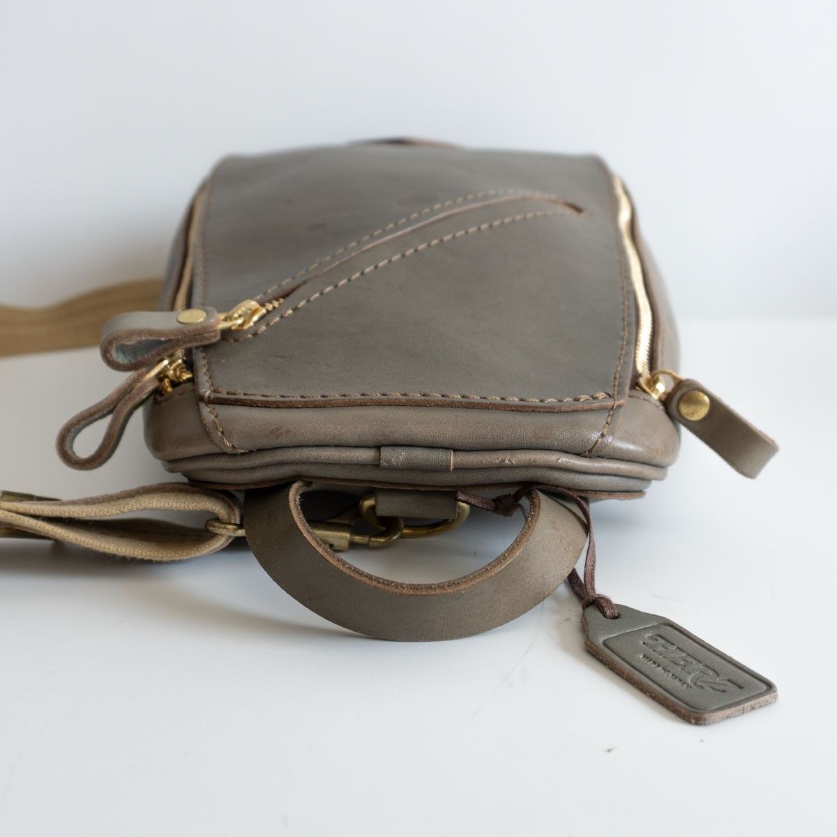 HERZ トリプルファスナー ボディバッグ 両方向から荷物を取り出せるスポーティーな本革ボディバッグ「革