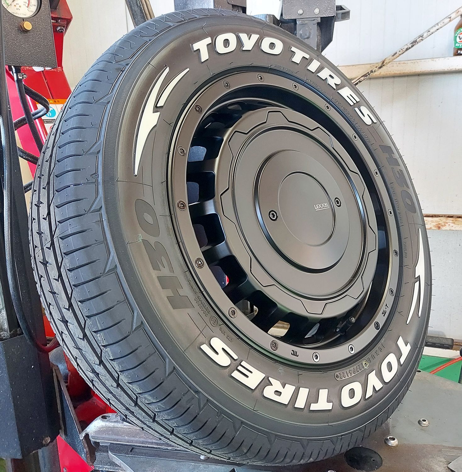 ライズ ロッキー タイヤホイールセット 16インチ LEXXEL SwaGGer トーヨー H30 215/65R16 ホワイトレター