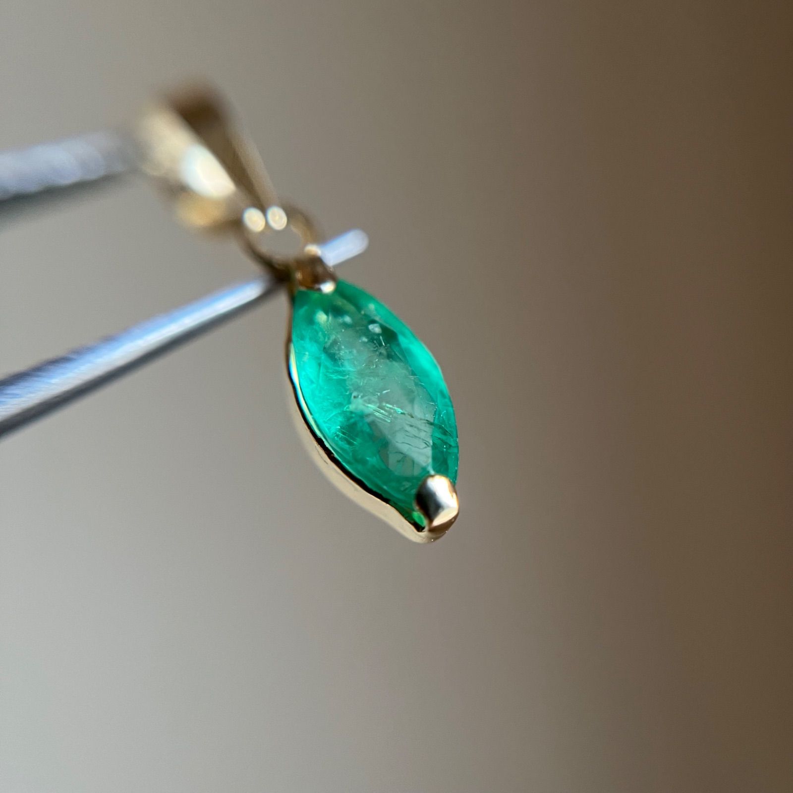 豪華 K18 天然石エメラルド ペンダントトップ 18金イエローゴールド アクセサリー