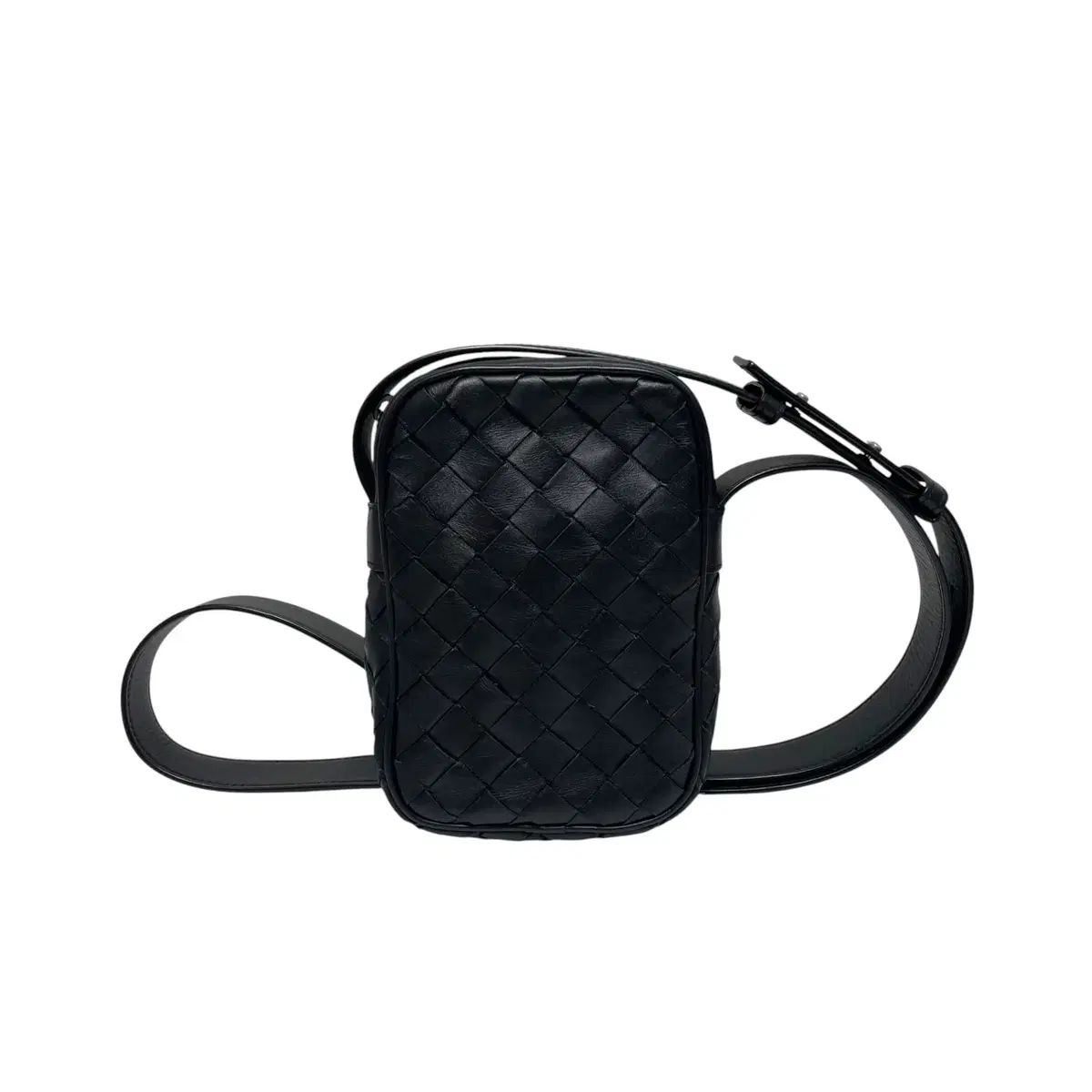 あのステッカー”で知られる、はくいきしろいの個展が、表参道ROCKETに