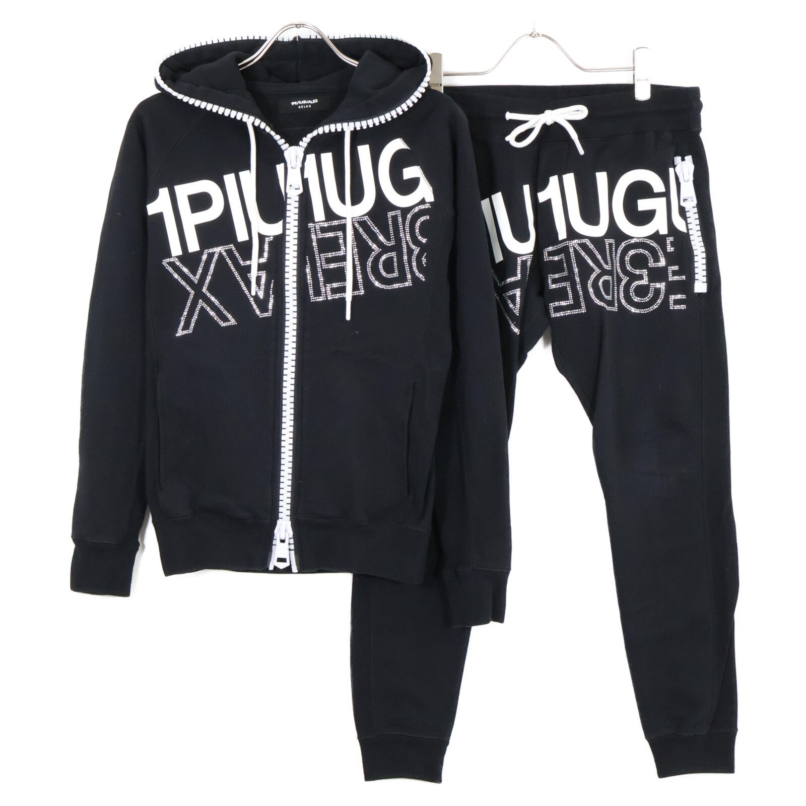 1piu1uguale3 ウノピゥウノウグァーレトレ RELAX ブラック コットン ラインストーンロゴ スウェットセットアップ L