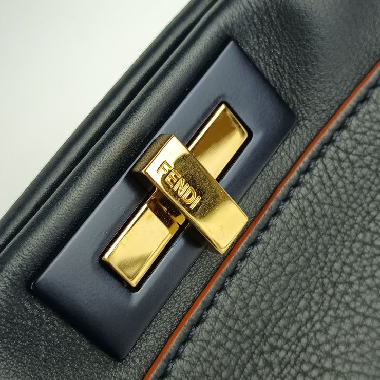 フェンディ　レザーハンドバッグ　濃紺 美品 FENDI フェンディ ハンドバッグ ピーカブーレギュラー