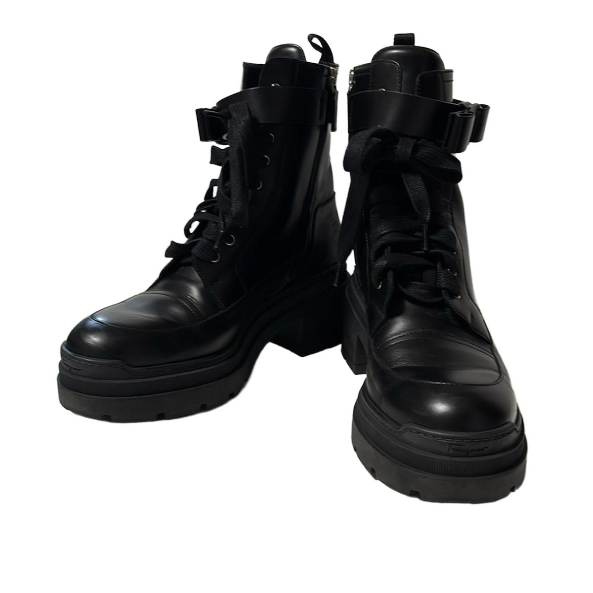 FERRAGAMO|SalvatoreFerragamo サルバトーレフェラガモ ショートブーツ 8 C レディース - 黒 リボン|ヴァラ|レースアップ レザー