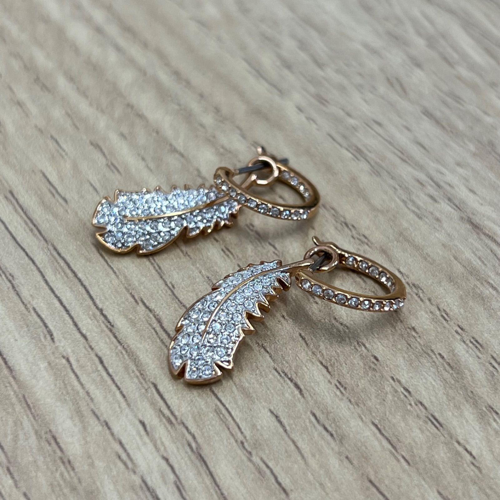 1-25]SWAROVSKI スワロフスキー フェザー ピアス - メルカリ
