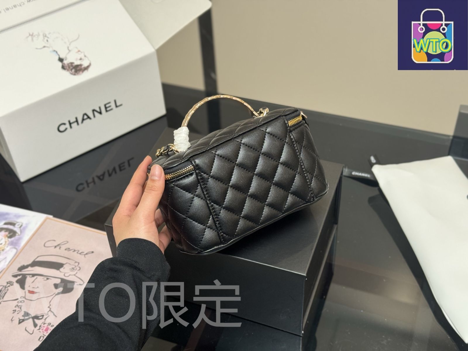 今日特価】Chanel Handle Cosmetic Box シャネル ハンドル