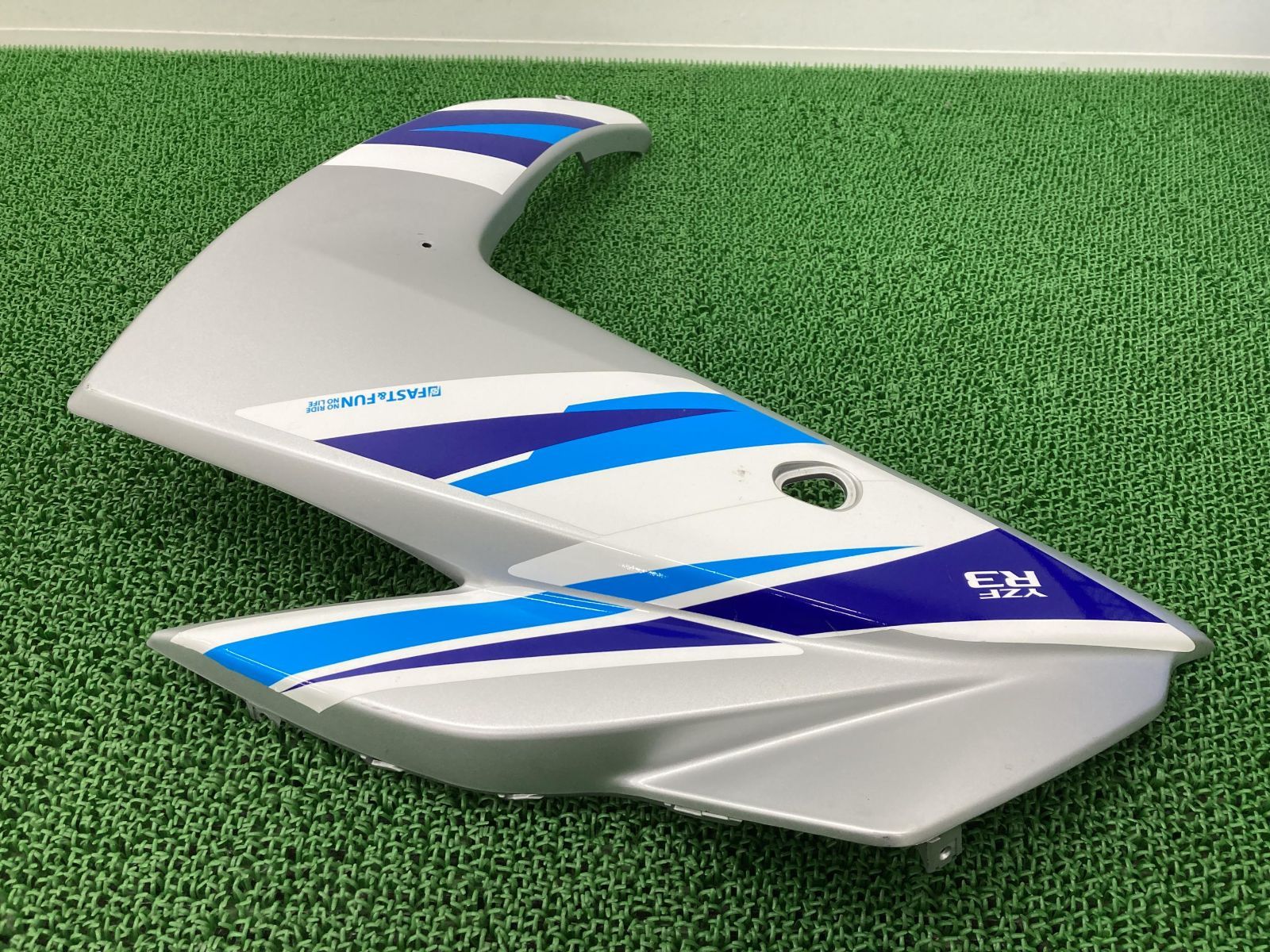 YZF-R3 サイドカウル 左 銀/青 1WD ヤマハ 純正 中古 バイク 部品 RH07