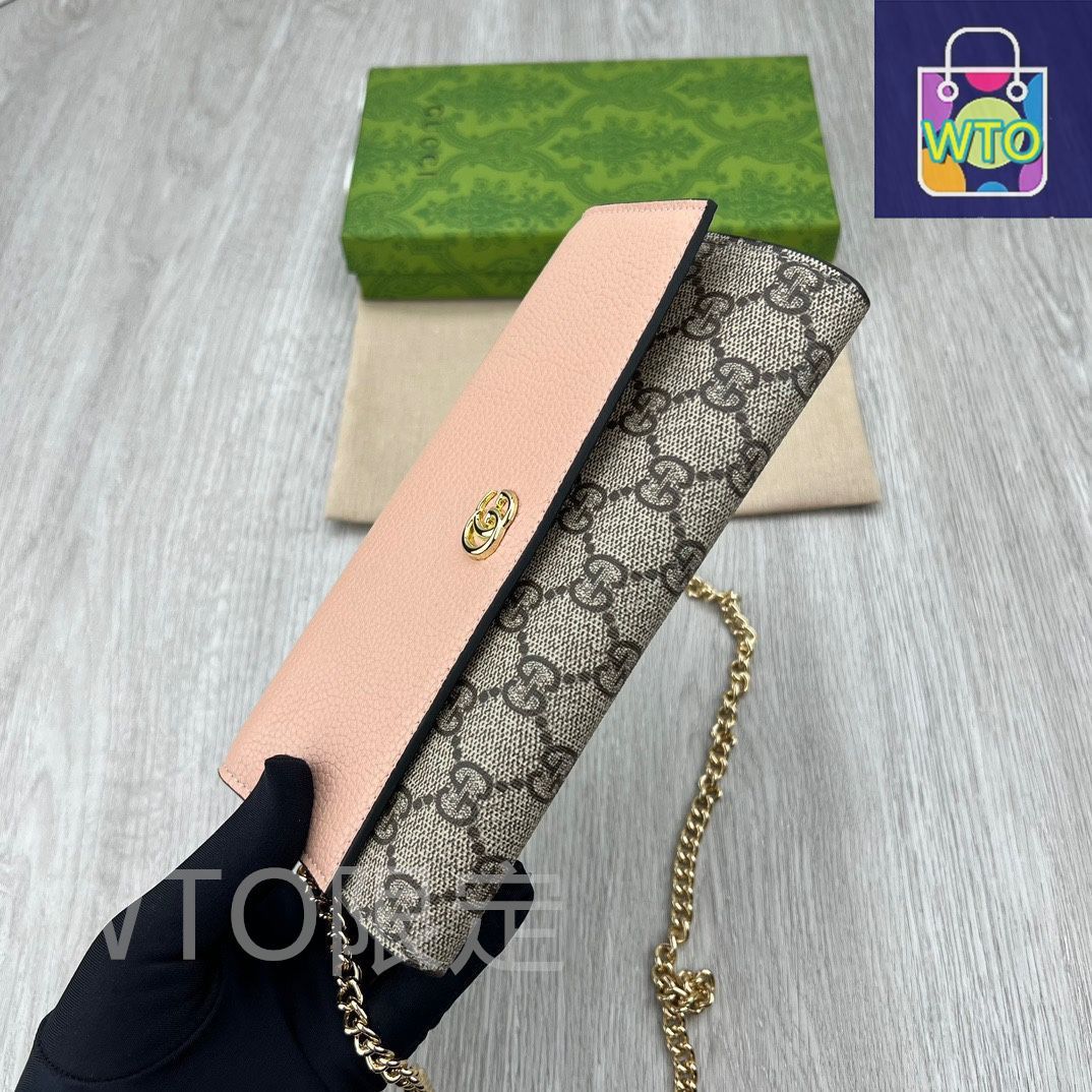 クレジットカードスロットと収納紙幣